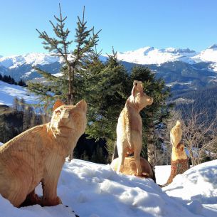 Holzfiguren im Schnee