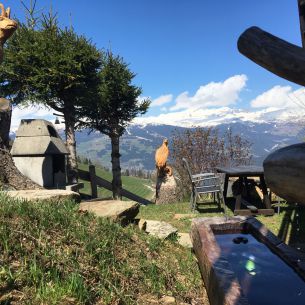 Sitzplatz mit Brunnen und Grill